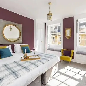 Apartment Georgian Located In The Center Of Bath.